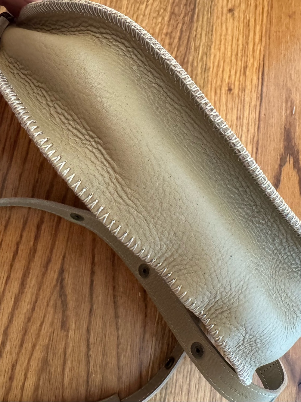 Lyons Leather Seashell Bee Bag with Extended Strap - Picture 8 of 13